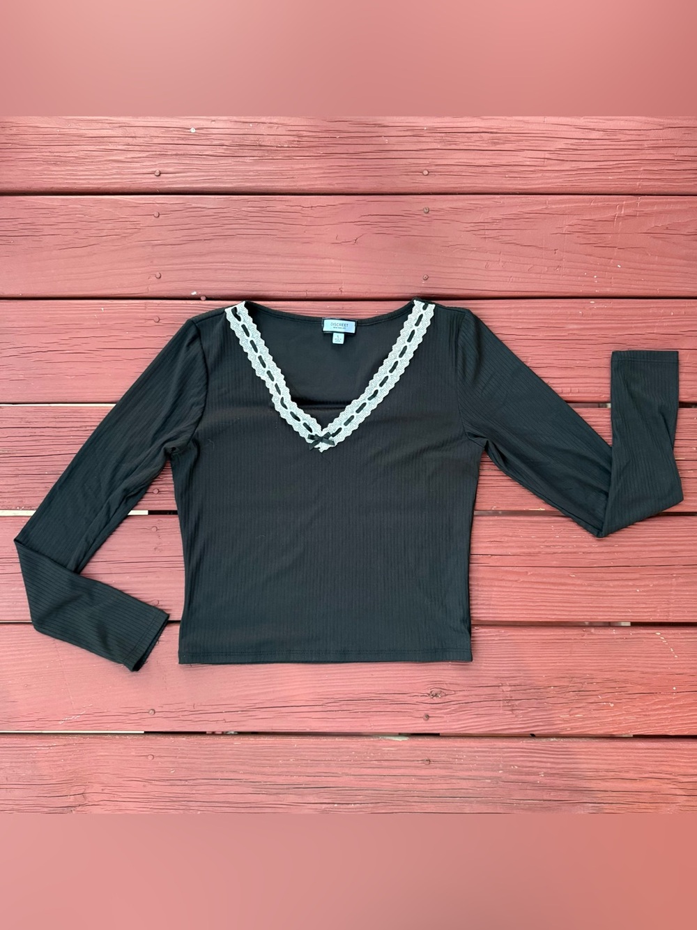 Discreet Black Long-Sleeve Ribbed Top with Cream Lace V-Neck